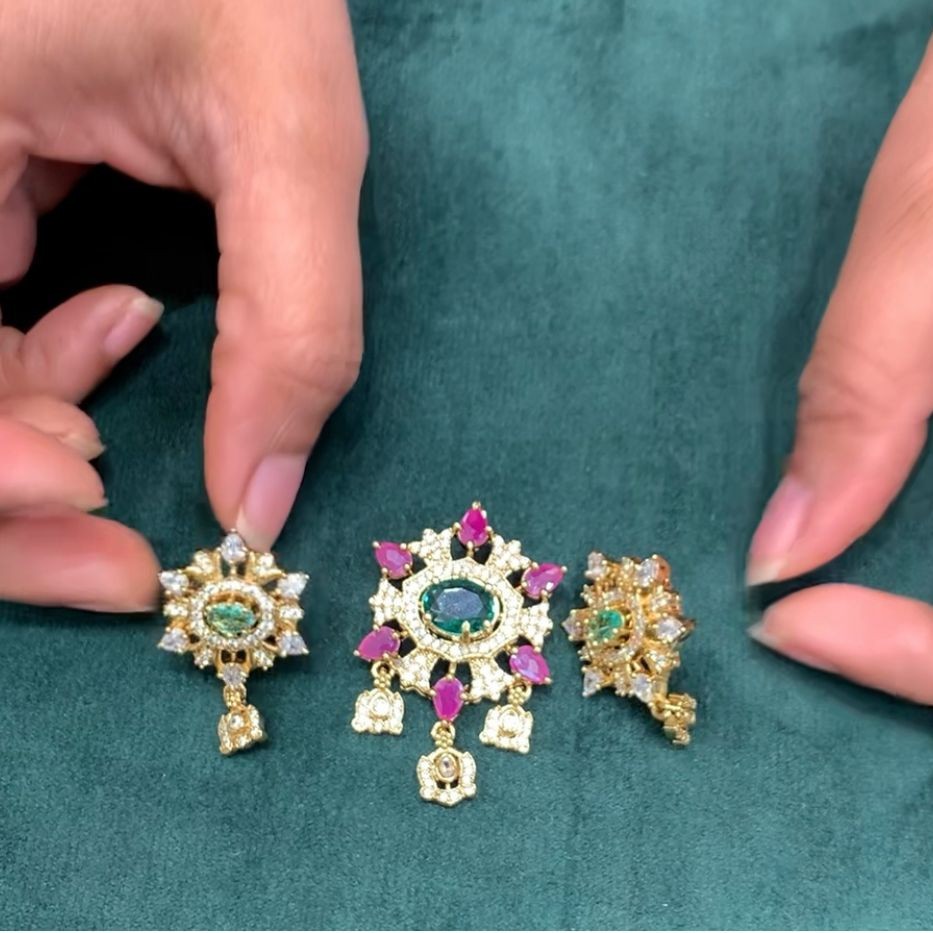 PENDENT WITH EAR RINGS