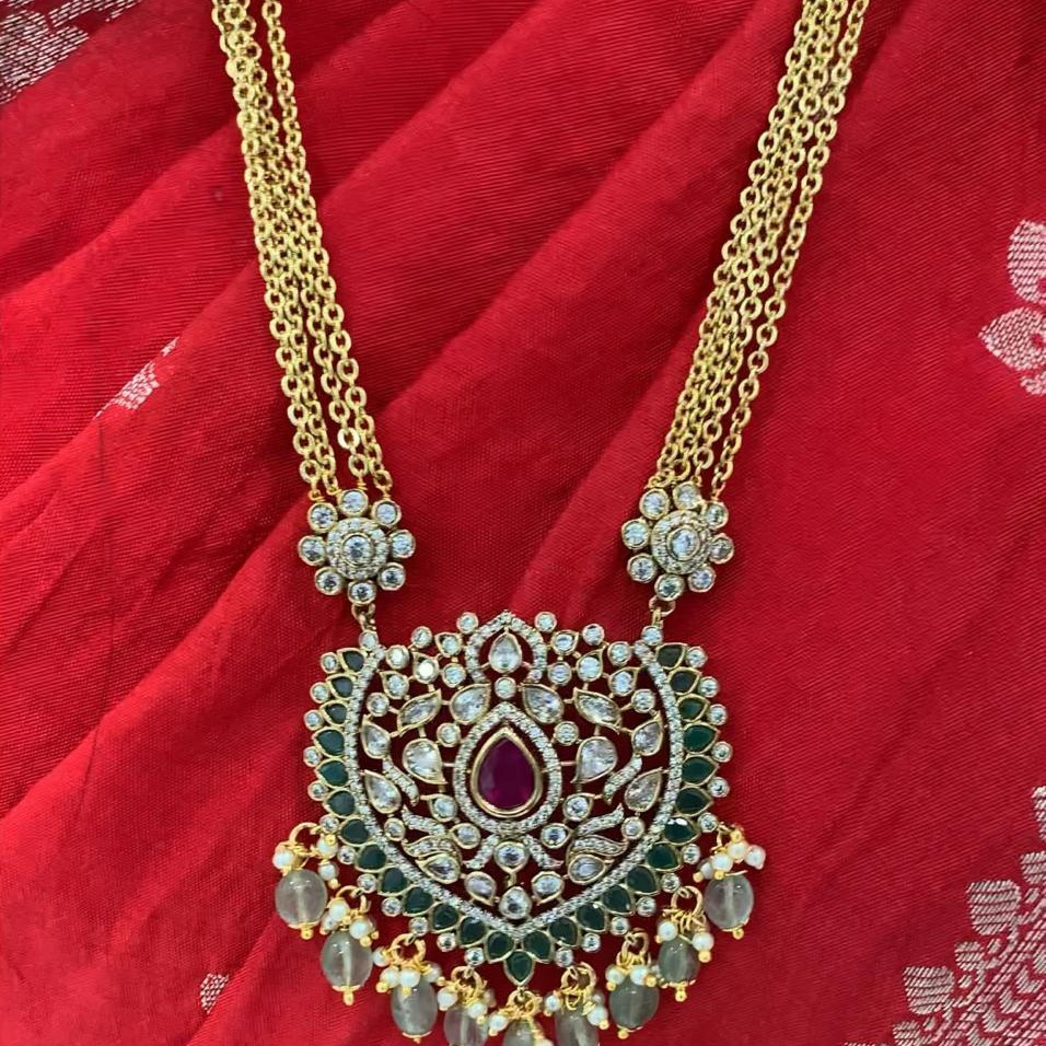 CHAIN WITH EAR RINGS