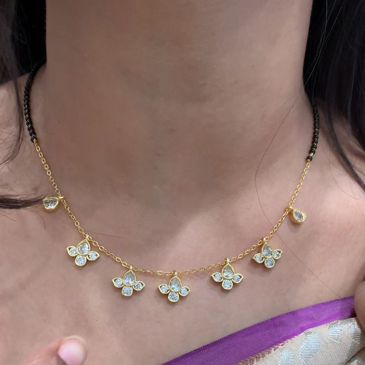 CHAIN WITH BLACK BEED