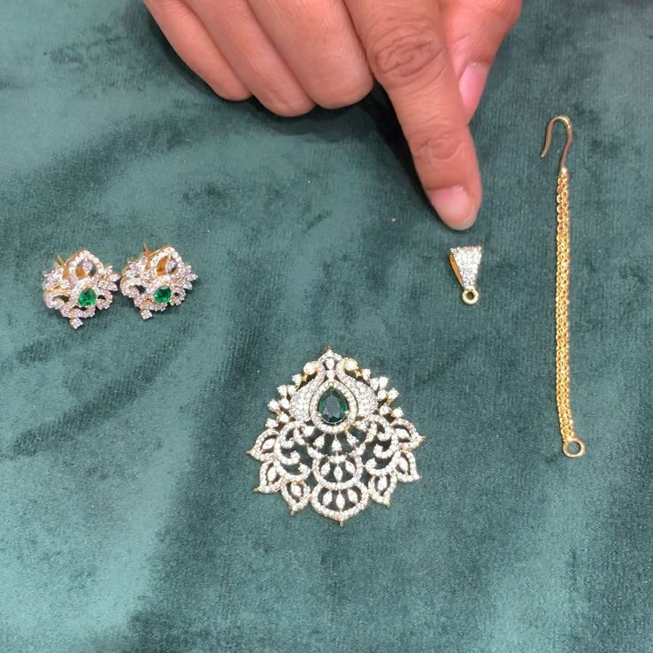 PENDENT WITH EAR RINGS