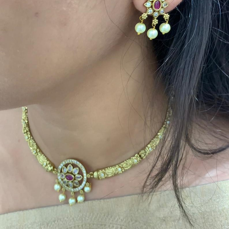 choker with ear rings