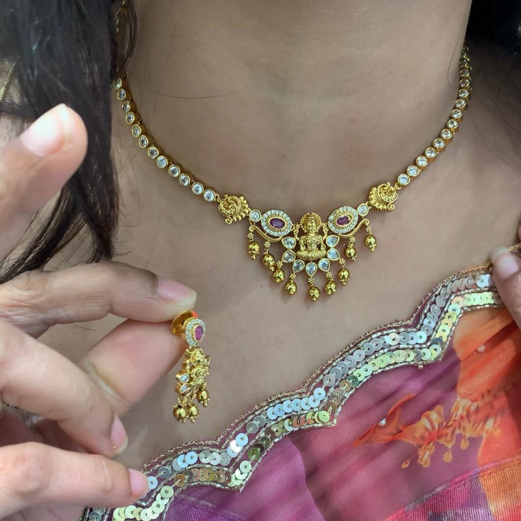 CHOKER WITH EAR RINGS